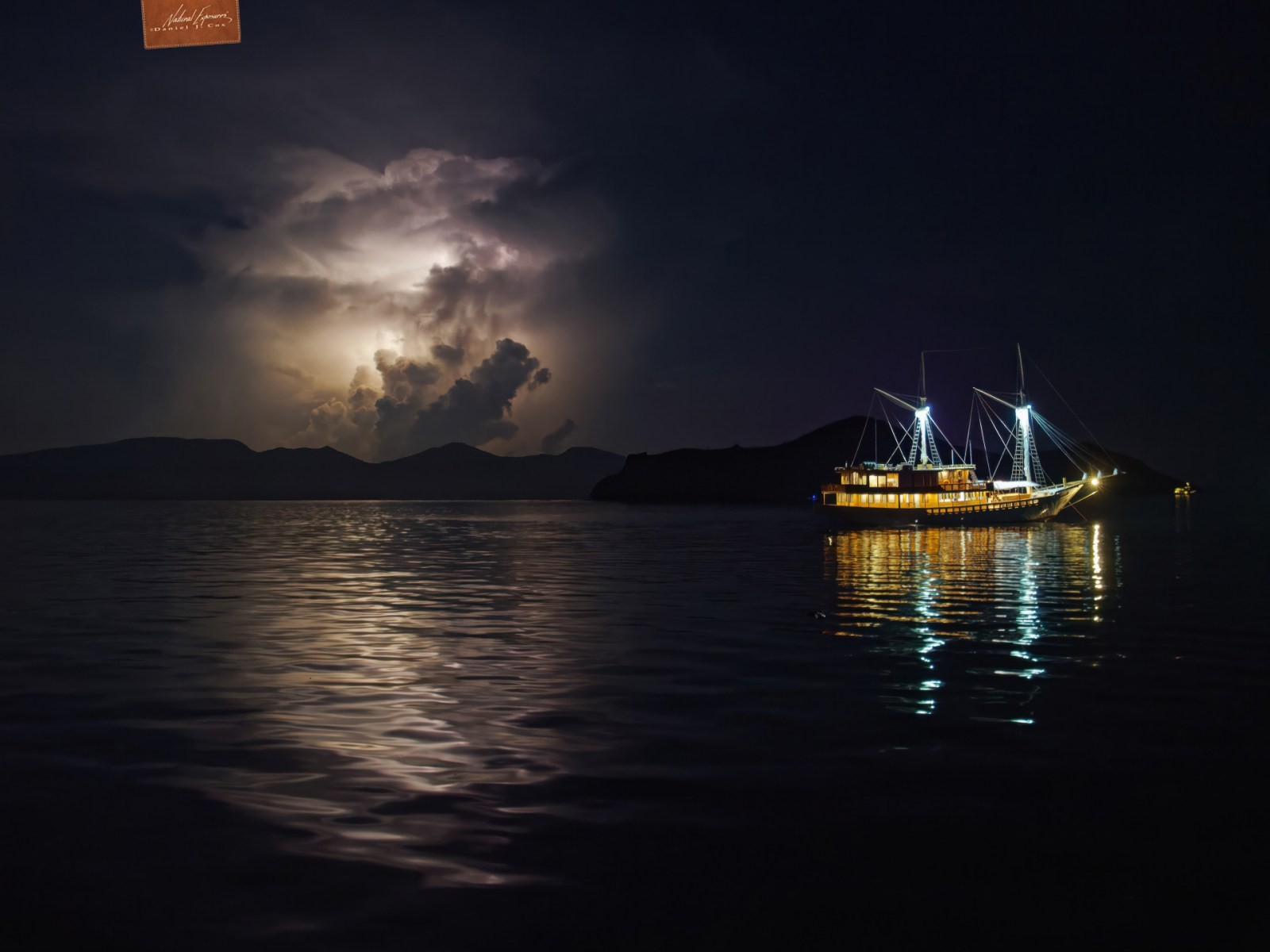 Lightning Over Flores Natural Note